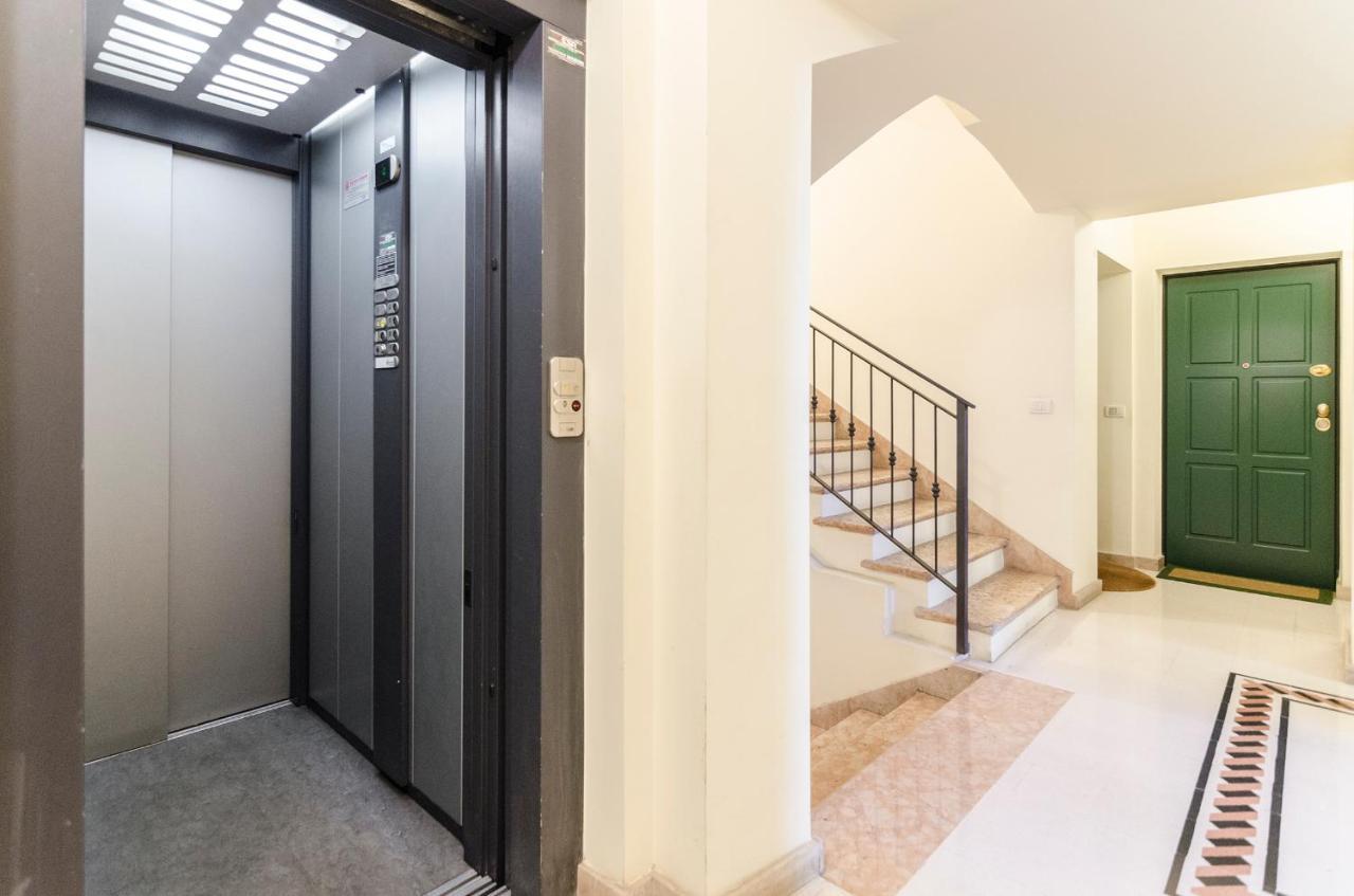 Flat 13: Elegante E Luminoso Con Terrazzo Privato Apartment Болоня Екстериор снимка